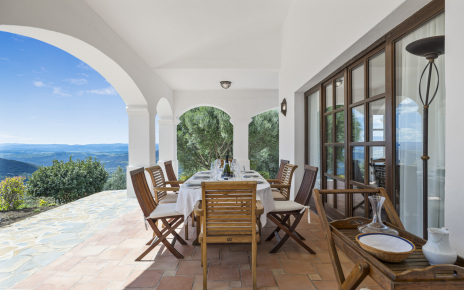 Porche junto a salón con vistas impresionantes